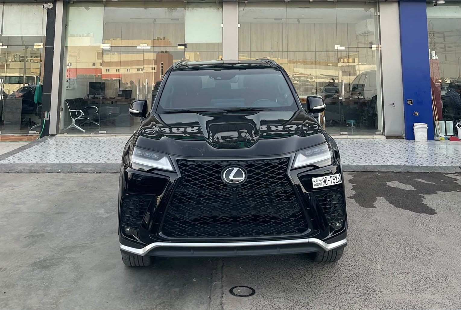 سيارة SUV للرحلات والإيجار